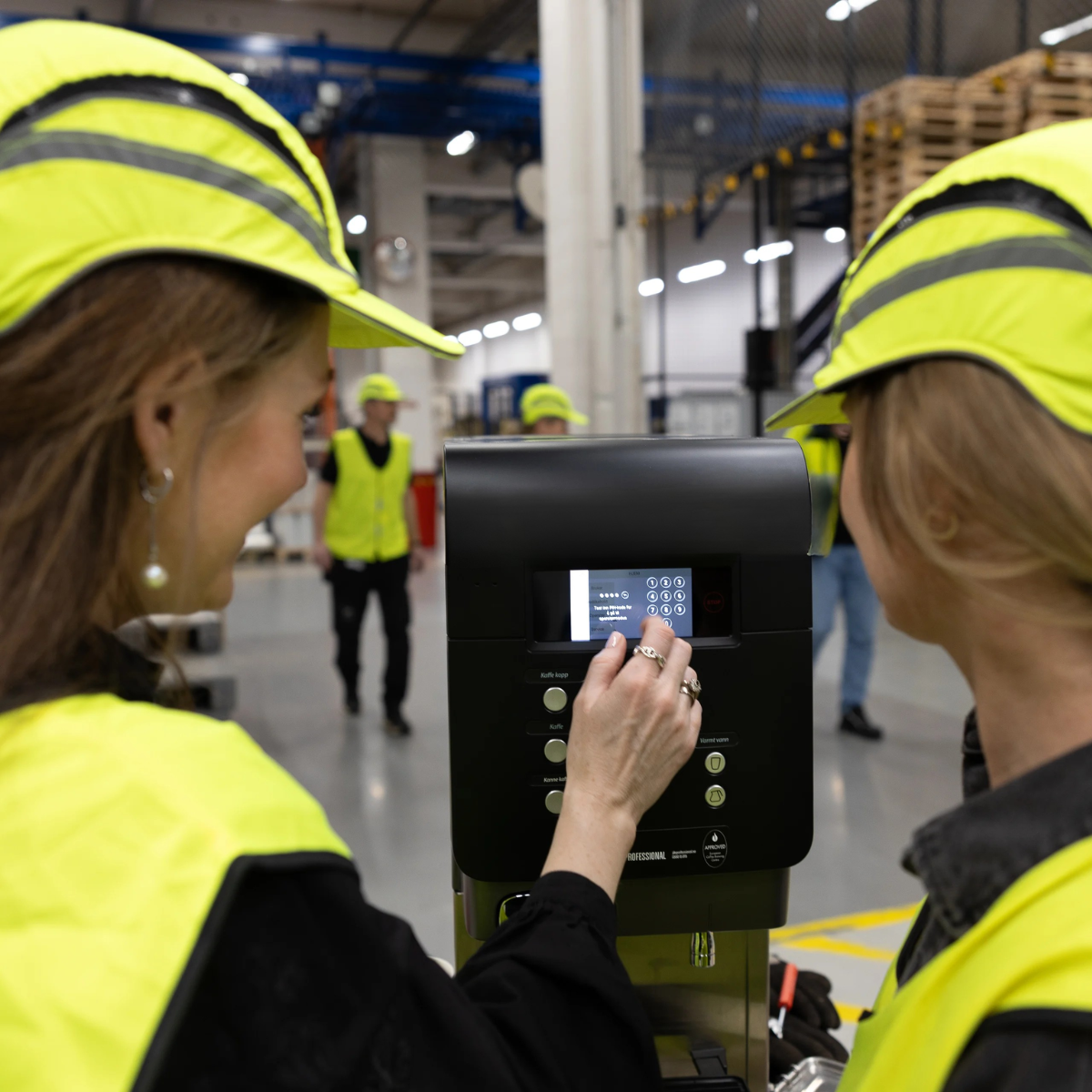 to damer ved maskin industri