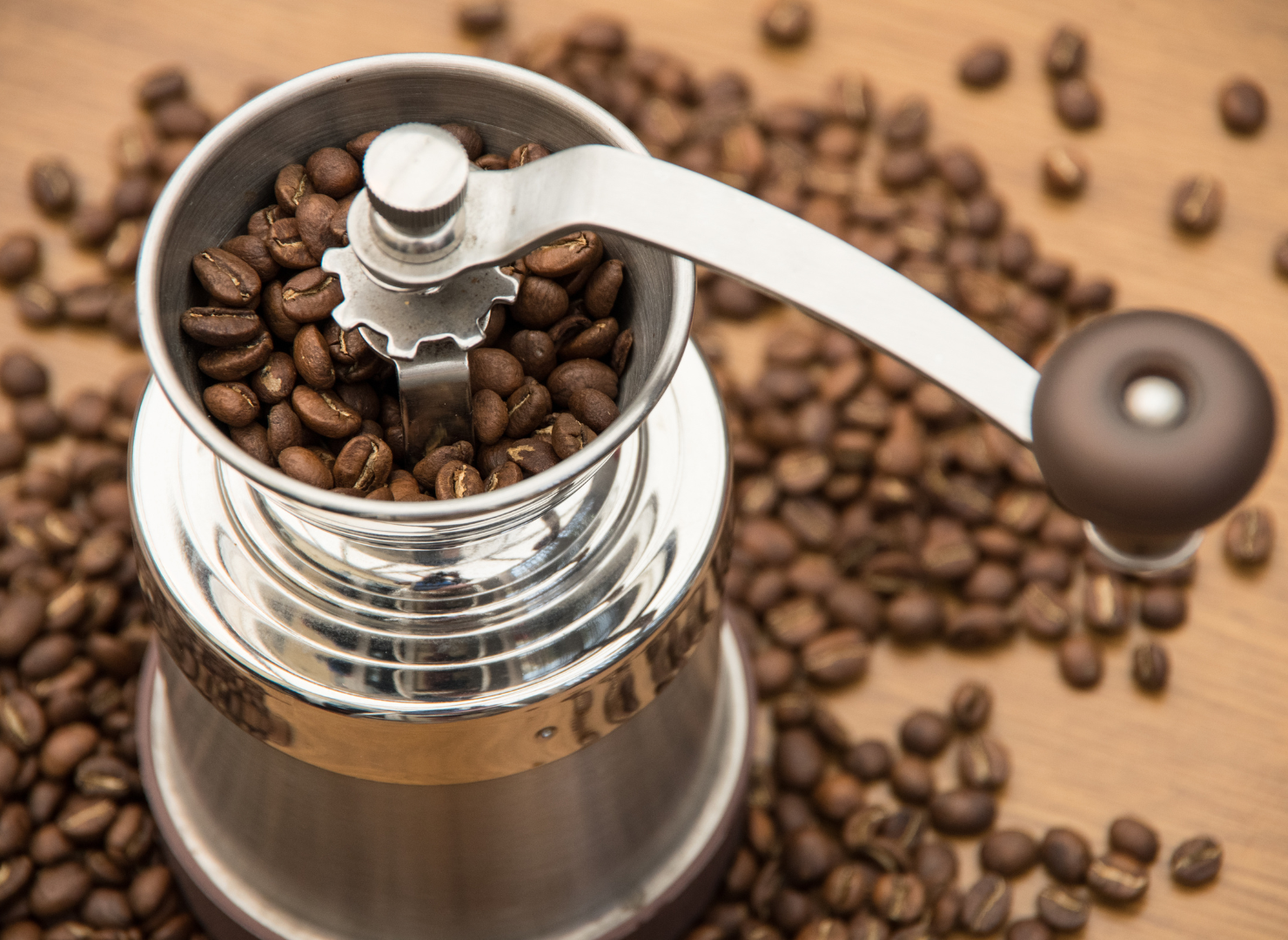 Kaffekværn fyldt med kaffebønner