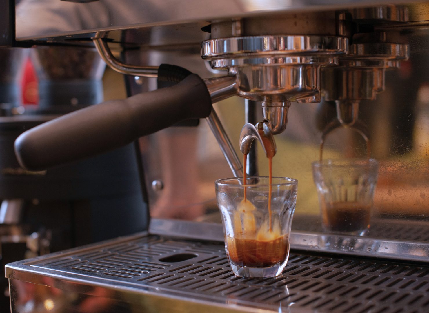 Kaffemaskine hælder espresso ned i et glas