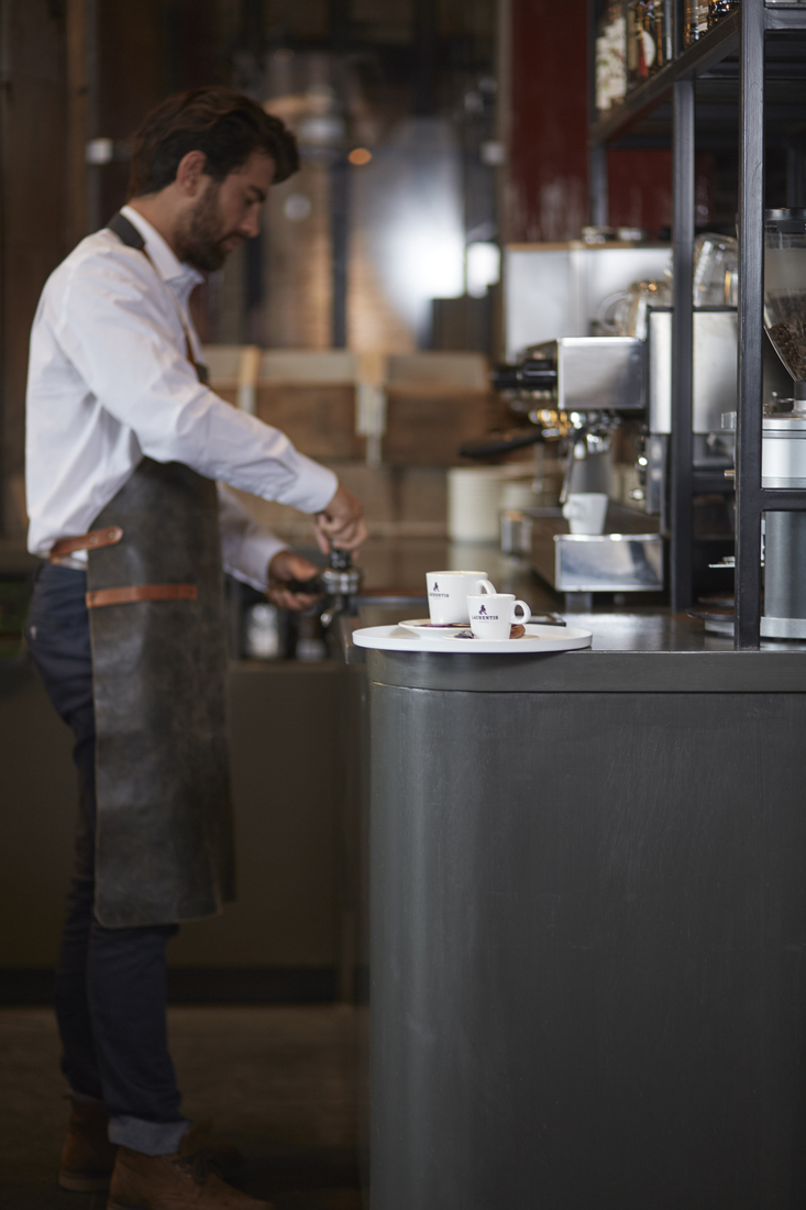 en barista laver en kop kaffe