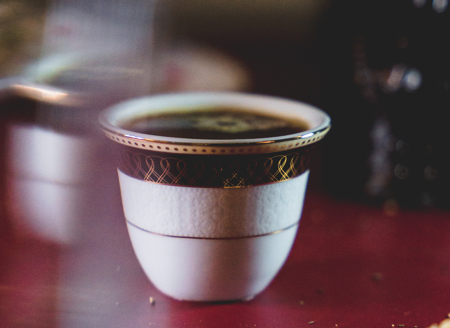 En hvid kaffekop med sort kaffe i