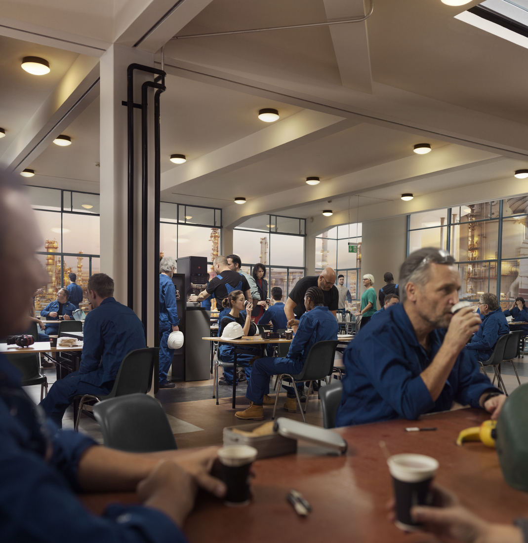 fabriksarbejdere, der drikker kaffe i kantinen