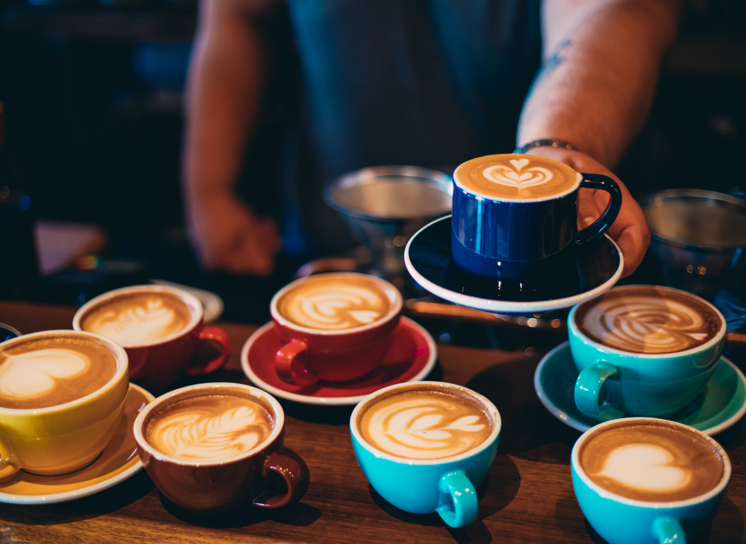 Mange kop kaffe med mælk i forskellige kopper i mange farver